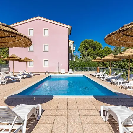 Apart Otel Kamenjak Runke 3*